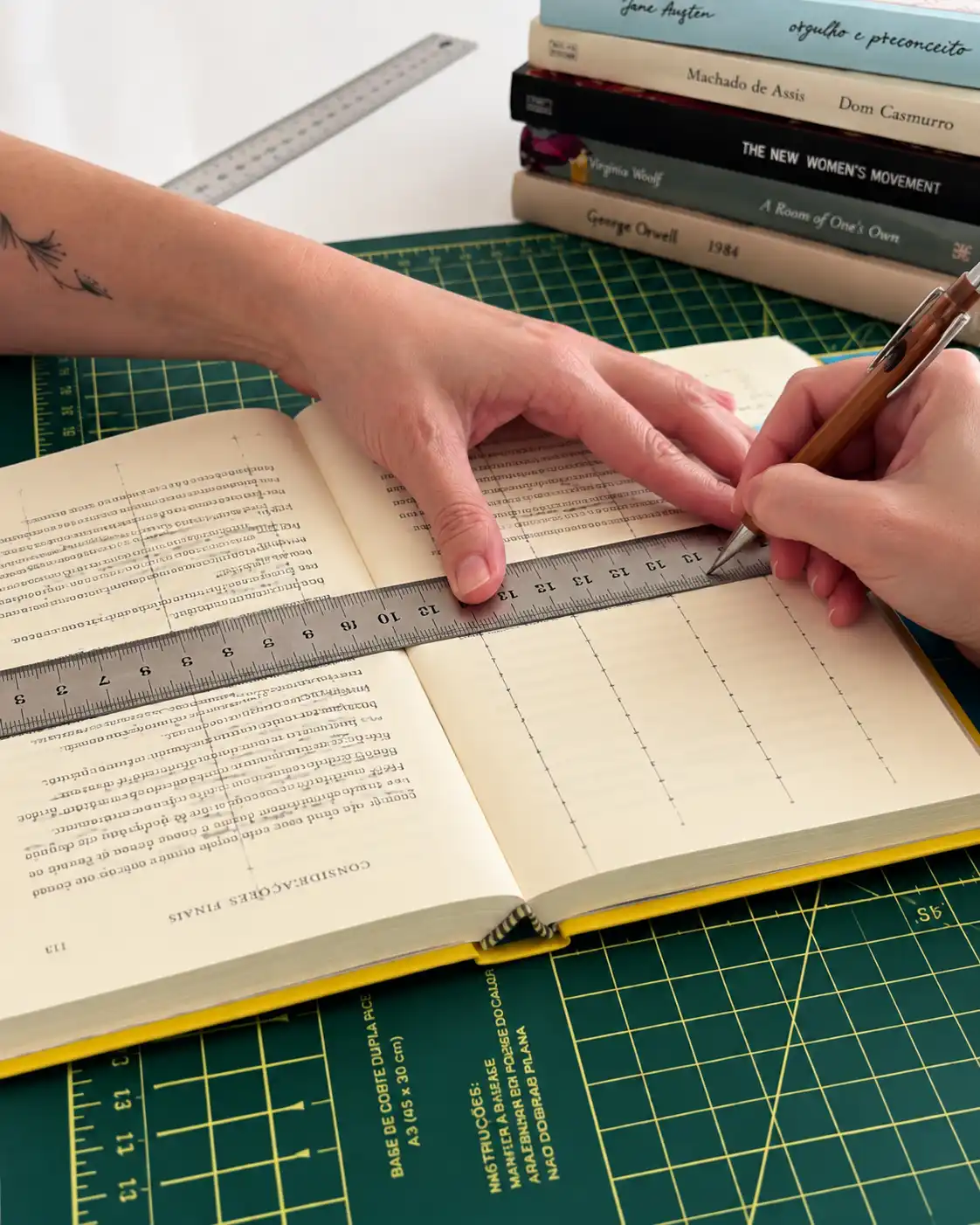 Marcado de las páginas del libro con regla y lápiz