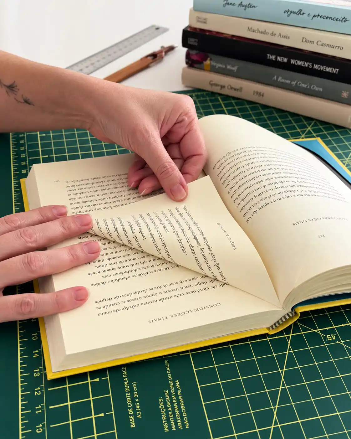 Pliegues realizados en las páginas del libro